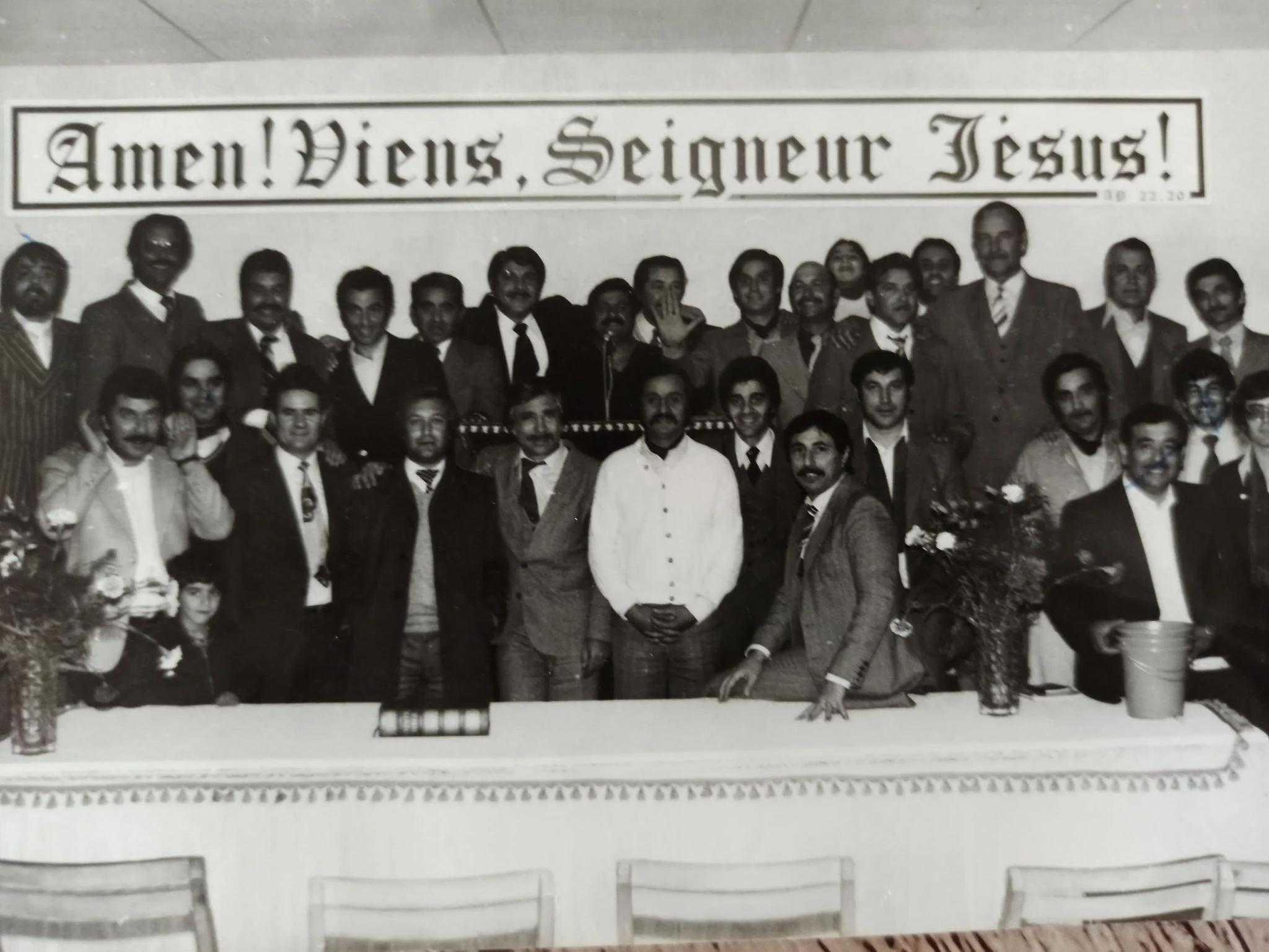Pasteur Manico (assis sur la table) à l'église de Meilhan
