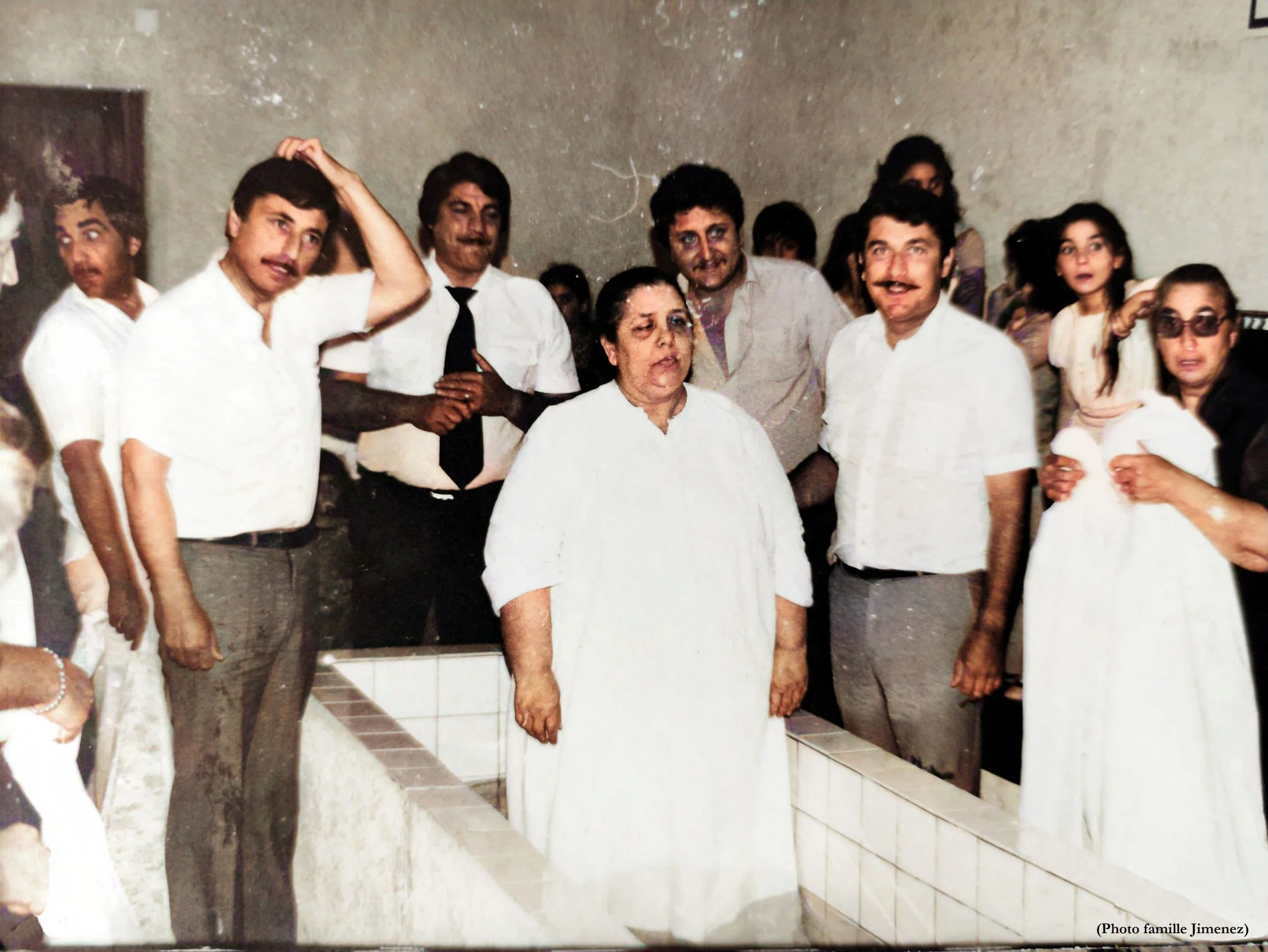 Pasteur Manico à gauche, lors d'un service de baptême