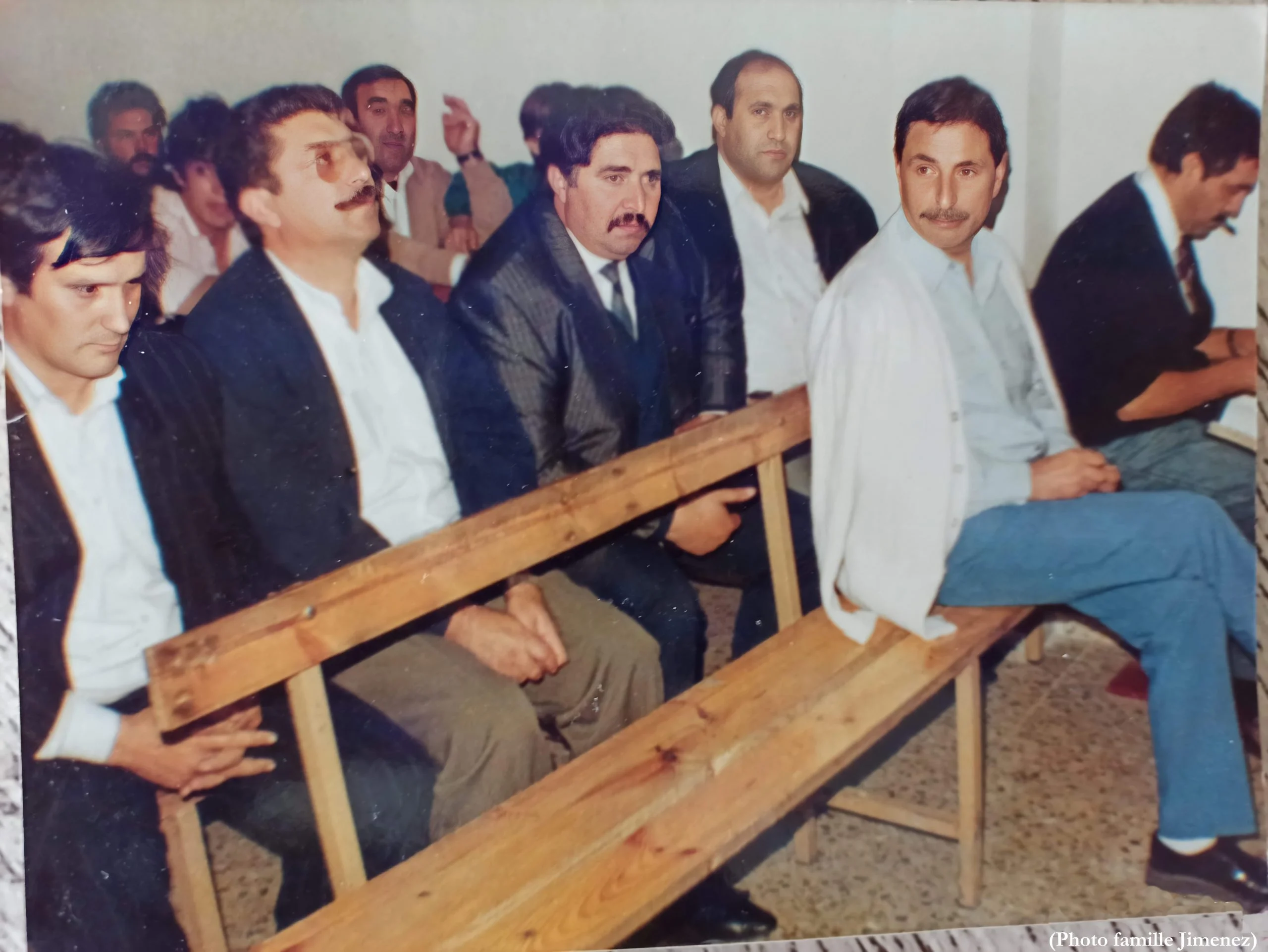 Pasteur Manico (gilet blanc) avant une réunion évangélique