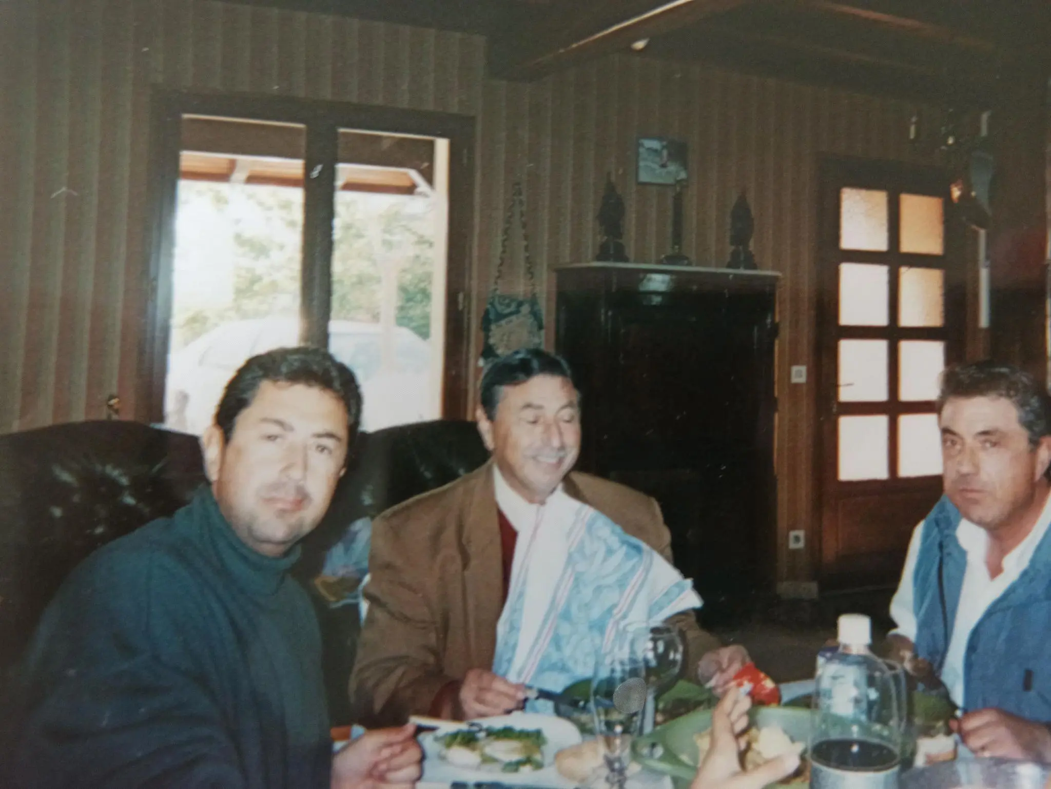 Le Pasteur Manico et ses deux fils, lors d'un repas