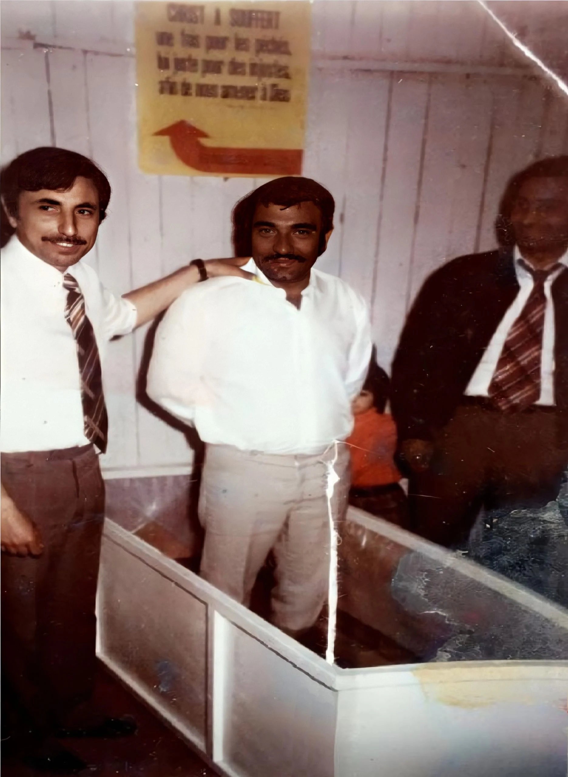 Le Pasteur Manico lors d'un baptême à la ''baraque''