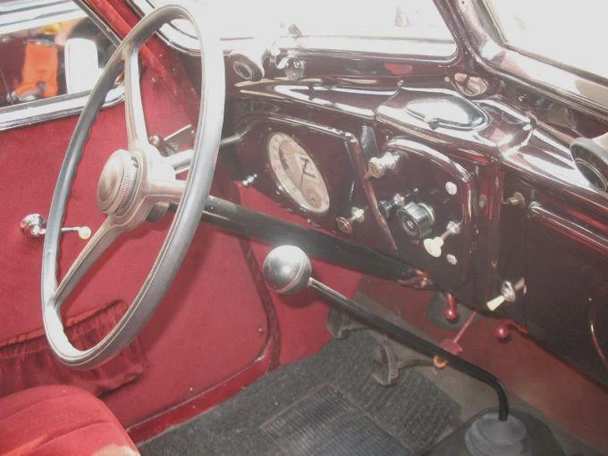 L'interieur d'une Peugeot 402