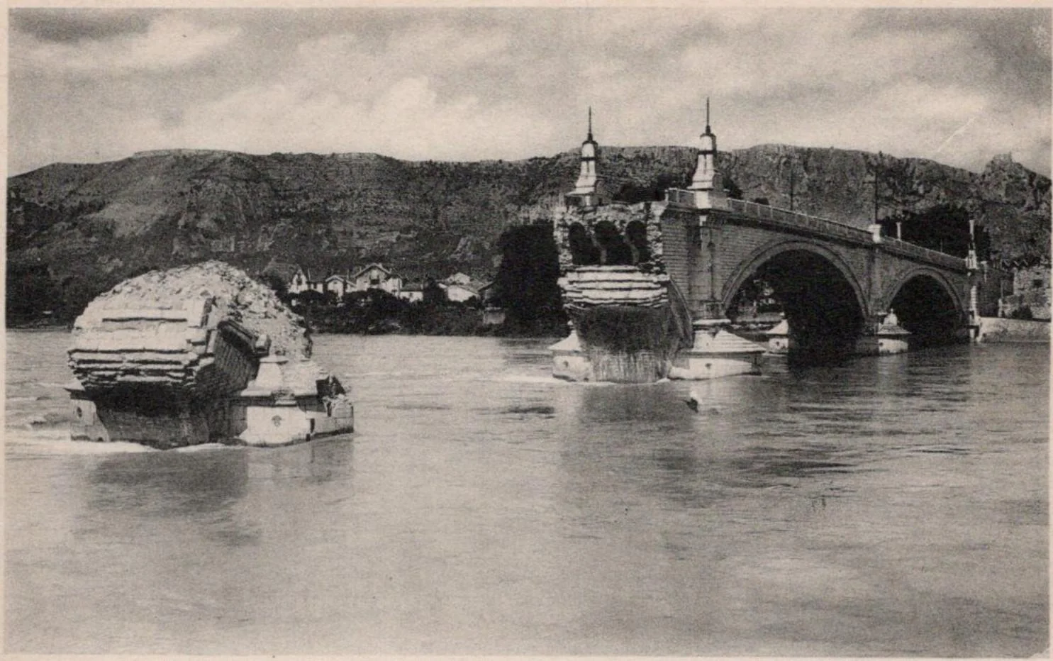 Un pont coupé d'après-guerre