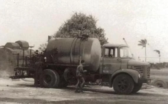 Une vielle goudronneuse de 1954